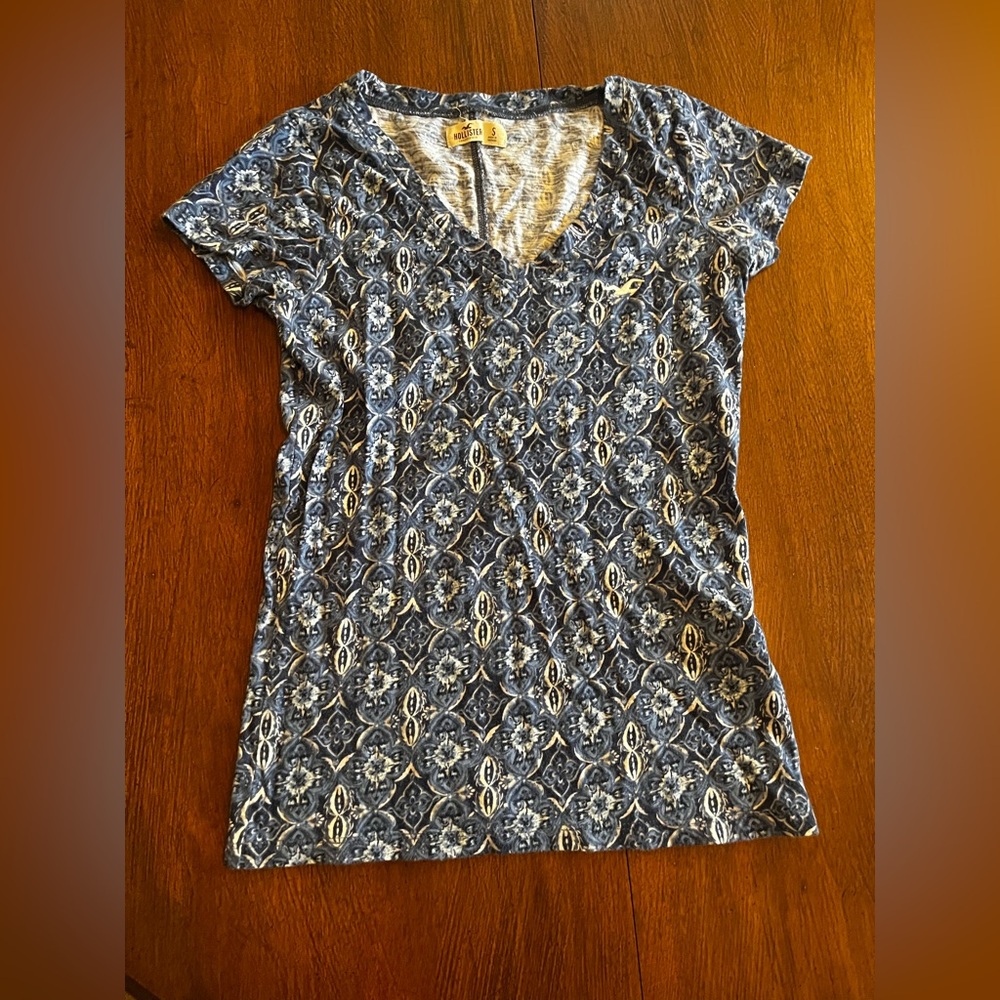 VINTAGE Hollister Blue and White Patterned V-Neck Tee